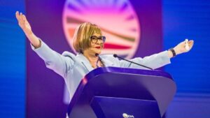 Helen Zille Arms Wide Open (1)